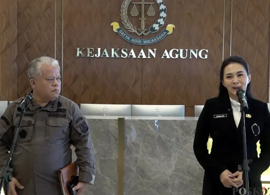 Gubernur Maluku Utara Sherly Tjoanda dan Kapuspenkum Kejagung Harli Siregar dalam konferensi pers di Gedung Kartika Kejaksaan Agung, Jakarta, Kamis, 12 Juni 2025. (Sumber: POSKOTA | Foto: Ali Mansur)