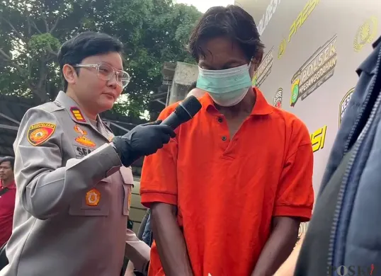 Kapolsek Pesanggrahan, AKP Seala Syah Alam saat meminta keterangan dari H, pelaku pembakaran rumah istrinya. (Sumber: POSKOTA | Foto: Ali Mansur)