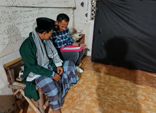 Tersangka Mustofa di rumahnya saat akan digelandang petugas Ditreskrimum ke Mapolda Banten. (Sumber: Polda Banten)