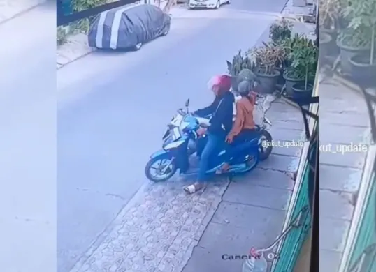 Aksi pencurian helm yang melibatkan seorang anak kecil di Jakarta Utara. (Sumber: Tangkapan Layar Instagram @jakut_update)