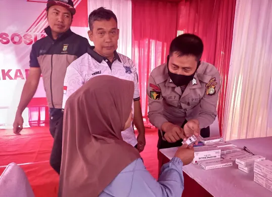 Warga yang tinggal di sekitar TPA Cipayung memperoleh layanan kesehatan gratis dan bantuan sembako dari Polres Metro Depok. (Sumber: Istimewa)