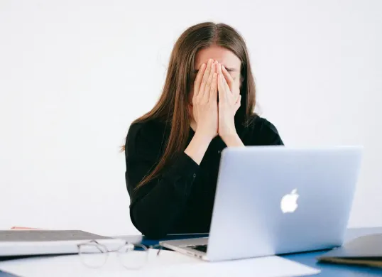 Ilustrasi - beban kerja yang terlalu berat dapat menyebabkan pekerja stress. (Sumber: Pexels/Anna Shvests)