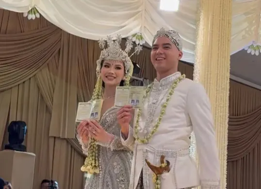 Potret pernikahan Al Ghazali dan Alyssa Daguise resmi menikah. (Sumber: Instagram/@elelrumi)