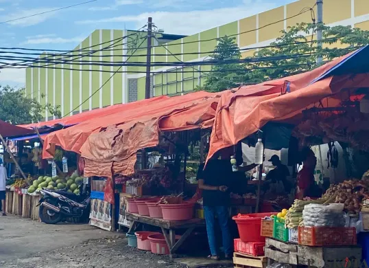 Kondisi PKL di Pasar Anyar, Kota Tangerang yang menyimpan rasa cemas di tengah persiapan relokasi pedagang di gedung baru pada Minggu, 15 Juni 2025. (Sumber: Poskota/Primayanti Juli Kumala Manalu)