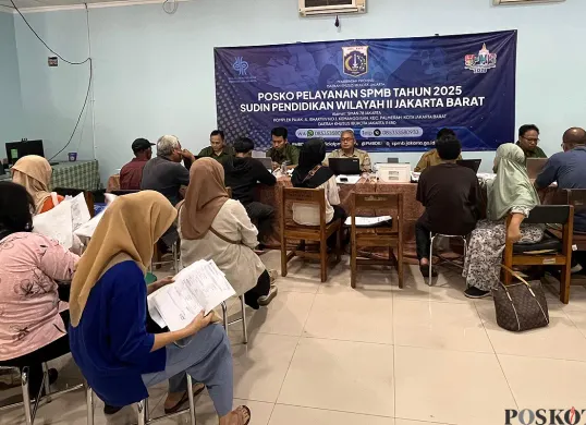 Suasana di posko SPMB 2025 di SMA Negeri 78 Jakarta Barat, yang ramai didatangi orang tua murid, Senin, 16 Juni 2025. (Sumber: POSKOTA | Foto: Pandi Ramedhan)