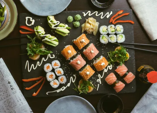 Hari Sushi Sedunia Diperingati Tiap 18 Juni, Berikut Sejarah dan Varian Sushi yang Difavoritkan (Sumber: Unsplash/Jakub Dziubak)
