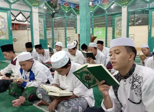 Menyekolahkan anak di pesantren (Sumber: Pinterest/Ponpes Nwjkt)