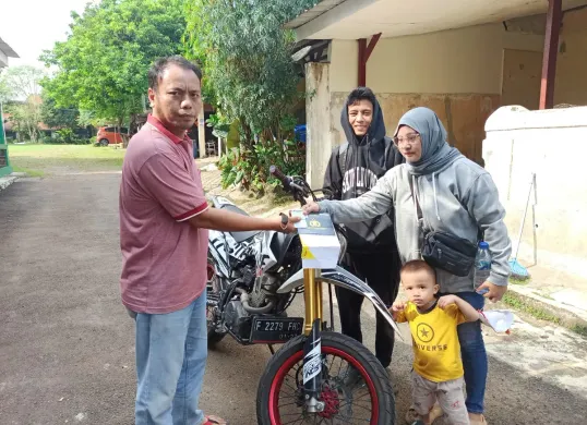Penyidik Reskrim Polsek Tajurhalang, Aiptu Fanil mengembalikan motor milik korban penipuan dan penggelapan modus meminjam. (Sumber: Dok Polsek Tajurhalang)