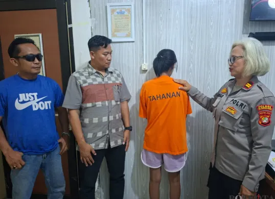 Kapolsek Tajurhalang, Iptu Tamar Bekti didampingi Kanit Reskrim Ipda Mareben Simarsoit dan tim opsnal berhasil meringkus ibu muda spesialis pencuri HP, Selasa, 17 Juni 2025. (Sumber: Poskota/Angga Pahlevi)