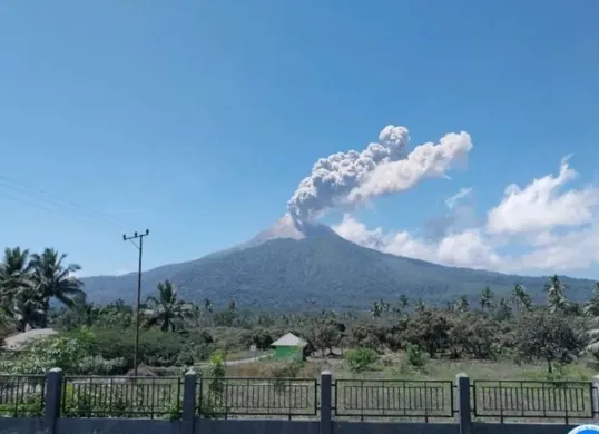 Gunung Lewotobi erupsi mengakibatkan tiga rute penerbangan harus dibatalkan (Sumber: Pinterest)