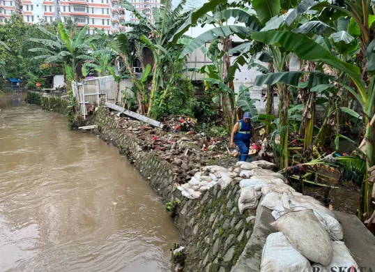 Kondisi tanggul di Kali Krukut RW 01 Kelurahan Petogogan, Kebayoran Baru, Jaksel, yang jebol pada Selasa, 17 Juni 2025 malam saat hujan deras. (Sumber: Poskota/Pandi Ramedhan)