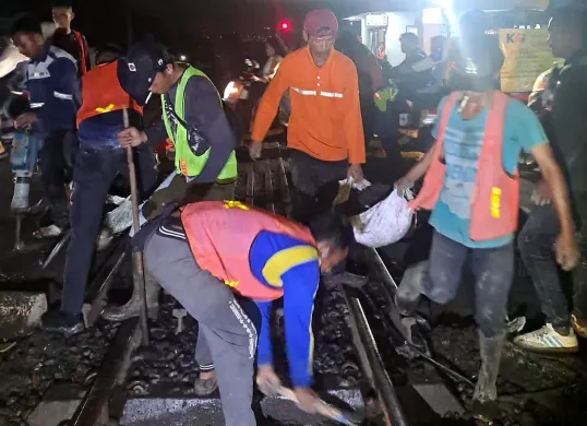 Perlintasan sebidang di Stasiun Sudimara, Tangerang Selatan, diperbaiki yang mengakibatkan jalan ditutup hingga Senin, 23 Juni 2025. (Sumber: Dok PT KAI)