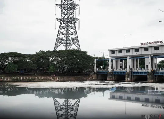 Limbah Busa Putih Muncul di Kanal Timur Marunda