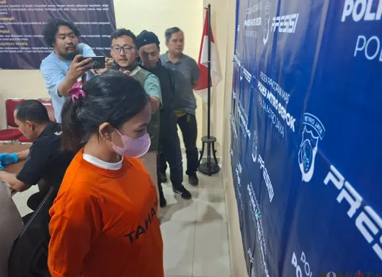 SPG pelaku pencuri Iphone berhasil ditangkap Polsek Pancoran Mas. (Sumber: Poskota/Angga Pahlevi)