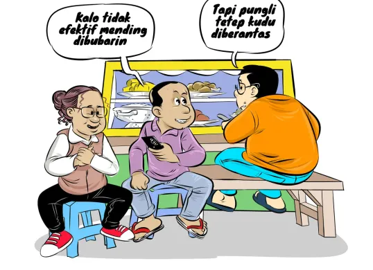 Warga berdiskusi santai di warteg soal pembubaran Satgas Saber Pungli. Mereka sepakat pungli tetap harus diberantas meski satgas dibubarkan. (Sumber: Poskota/Arif Setiadi)