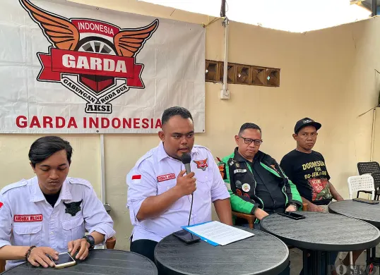 Asosiasi Pengemudi Ojol GARDA Indonesia saat memberikan pernyataan kepada media pada Sabtu, 21 Juni 2025, terkait rencana aksi unjuk rasa yang bakal digelar di Istana Presiden. (Sumber: POSKOTA | Foto: Pandi Ramedhan)