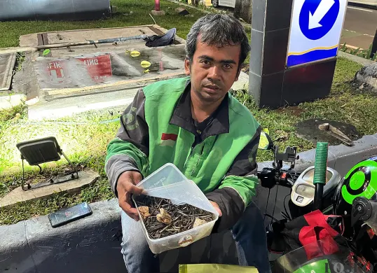 Susmanto, 36 tahun, pengemudi ojol sekaligus relawan ranjau paku saat ditemui di Jalan Gatot Subroto, Jakarta Selatan, Sabtu, 21 Juni 2025. (Sumber: POSKOTA | Foto: Pandi Ramedhan)