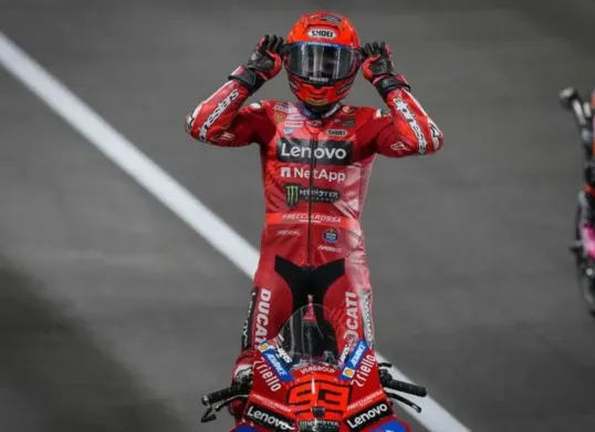 Marc Marquez mengalami kecelakaan serius di Tikungan 7 setelah bersenggolan dengan Marco Bezzecchi dari Aprilia Racing. (Sumber: motogp.com)