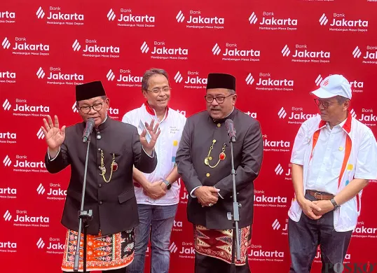 Gubernur Jakarta, Pramono Anung, meresmikan perubahan identitas Bank DKI menjadi Bank Jakarta di Taman Literasi, Jaksel, Minggu, 22 Juni 2025. (Sumber: POSKOTA | Foto: Pandi Ramedhan)
