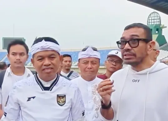 Potret Dedi Mulyadi (kiri) dan Arya Sinulingga (kanan) saat berada di Stadion Jalak Harupat. (Sumber: Instagram/ Dedi Mulyadi)