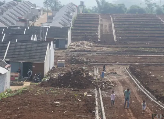 Proses pembangunan rumah bersubsidi di Bukit Pinus Banjaran, Kabupaten Bandung, masih berjalan hingga Minggu, 22 Juni 2025. (Sumber: Poskota/Gatot Poedji Utomo)
