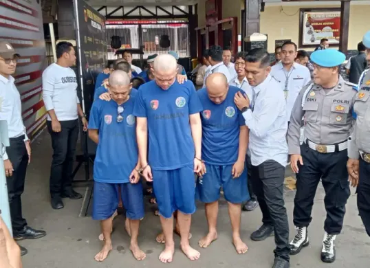 Kapolres Cimahi AKBP Niko Nurullah Adi Putra (tengah), pimpin gelar perkara kasus peredaran ganja di lingkungan kampus di Mako Polres Cimahi, Senin 23 Juni 2025. (Sumber: POSKOTA | Foto: Gatot Poedji Utomo)
