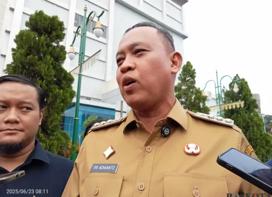 Tri Adhianto buka suara soal hasil survei LS Vinus yang cukup tinggi. Ungkap masih banyak yang harus dibenahi dan akan fokus untuk menyediakan lapangan kerja bagi Warga Bekasi. (Sumber: Poskota/Nurpini Aulia Rapika)