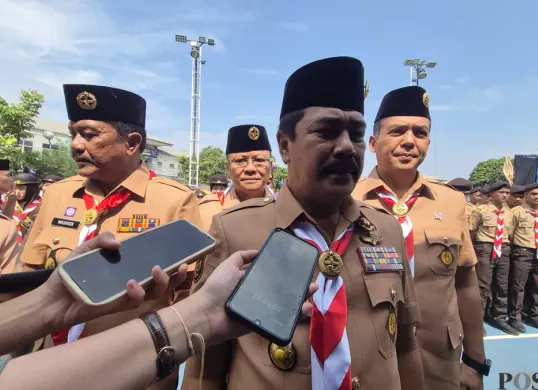 Menteri Imigrasi dan Pemasyarakatan Indonesia, Agus Andrianto, membuka Perkemahan Satya Dharma Bhakti bagi warga binaan terpilih di Lapas Kelas IIA Cibinong, Kabupaten Bogor, Senin, 23 Juni 2025. (Sumber: Poskota/Sekar Putri Andini)