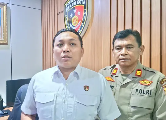 Kasat Reskrim Polres Metro Bekasi Kota, Kompol Binsar Sianturi mengungkap fakta baru di balik kejadian peganiayaan ibu oleh anak di Bekasi Timur. (Sumber: Poskota/Nurpini Aulia Rapika)
