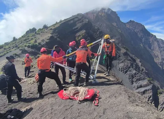 Ilustrasi proses evakuasi pendaki Gunung Rinjani yang terperosok ke jurang. (Sumber: SAR Mataram)