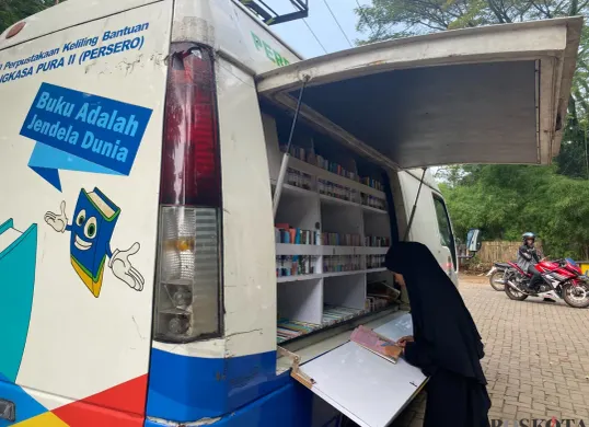 Perpustakaan keliling hadir di Taman Ekspresi, Kecamatan Karawaci, Kota Tangerang saat libur panjang tiba pada Rabu, 25 Juni 2025. (Sumber: Poskota/Nurpini Aulia Rapika)
