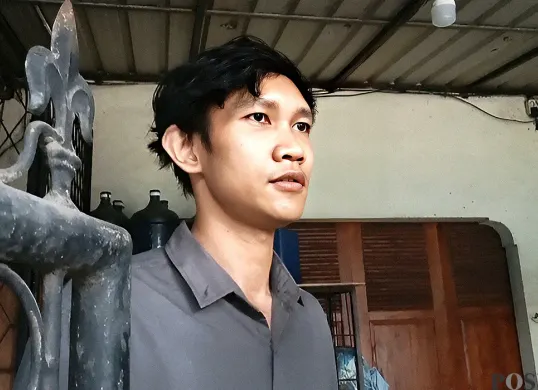 Najala Kurniawan, warga Jalan Raya Kodau, Kecamatan Jatiasih, Kota Bekasi, resah usai peristiwa tawuran berdarah yang menewaskan satu orang pada Rabu, 25 Juni 2025 dini hari. (Sumber: POSKOTA | Foto: Nurpini Aulia Rapika)