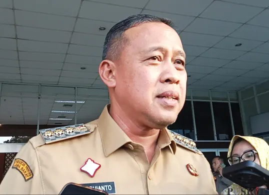 Wali Kota Bekasi, Tri Adhianto, meminta korban kekerasan untuk berani bersuara, setelah kasus ibu dianiaya anak kandung viral di media sosial. (Sumber: Poskota/Nurpini Aulia Rapika)