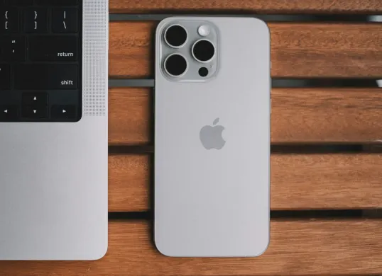 iPhone 15 Pro Max White Titanium (Sumber: Unsplash/Lala Azizli)