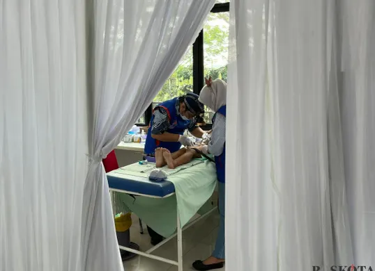 Situasi saat dokter melakukan sunat kepada salah seorang anak di lantai dua kantor sekretariat, Kelapa Gading Barat, Kamis, 26 Juni 2025. (Sumber: Poskota/M. Tegar Jihad)