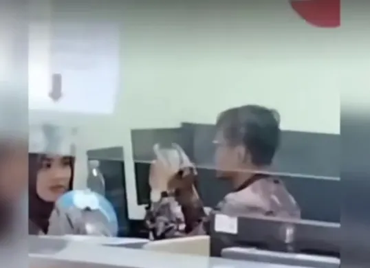Seorang petugas Samsat di daerah Banten diduga main game online saat terjadi antrean panjang masyarakat. (Sumber: X/@heraloebss)