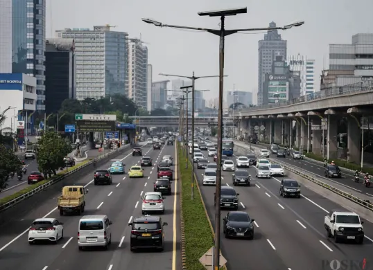 Akibat penutupan gerbang tol, sejumlah ruas jalan di Jakarta seperti Gatot Subroto alami kemacetan. Simak daftar terbaru penutupan parsial dan total, serta langkah Jasa Marga atasi kepadatan. (Sumber: Poskota/Bilal Nugraha Ginanjar)