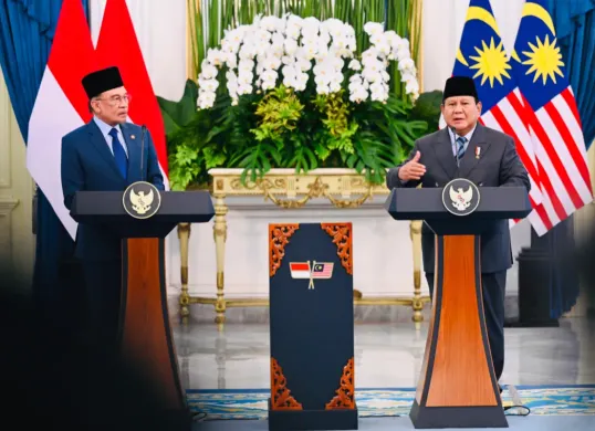 Potret Presiden Prabowo Subianto (kanan) dan Perdana Menteri Malaysia, Anwar Ibrahim (kiri) yang memiliki kesamaan mendukung solusi damai untuk Palestina. (Sumber: Sekretariat Negara)