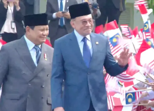 Tangkapan Layar. Potret Presiden Prabowo Subianto (kiri) dan PM Malaysia Anwar Ibrahim (kanan) setelah sampai di Istana Negara. (Sumber: YouTube/Sekretariat Presiden)