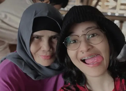 Mita The Virgin bersama dengan almarhumah Emmy Sofyana binti Mulan. (Sumber: Instagram/@mitathevirgin)