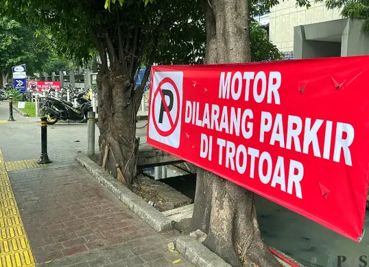 Suasana parkir liar di Jalan Kyai Tapa, Grogol Petamburan, Jakarta Barat, Sabtu, 28 Juni 2025. (Sumber: POSKOTA | Foto: Pandi Ramedhan)