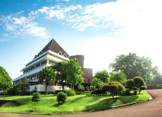 Cara cek hasil SM IPB 2025. Login di registrasi.admisi.ipb.ac.id, lalu lihat status kelulusan. Batas registrasi ulang hingga 5 Juli 2025. (Sumber: ipb.ac.id)