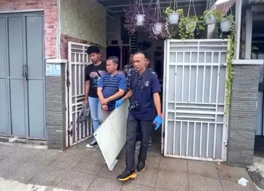 Unit PPA Polres Jakarta Selatan saat menangkap guru ngaji berinisial AF, 54 tahun, di Tebet, Jakarta Selatan, pada Sabtu, 28 Juni 2025. (Sumber: Dok Polres Jakarta Selatan)