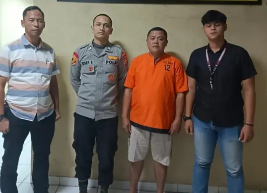 Tersangka AS sebelum dijebloskan ke dalam ruang tahanan Mapolda Banten dalam kasus dugaan pemerasan dan pengancaman. (Sumber: Polda Banten)
