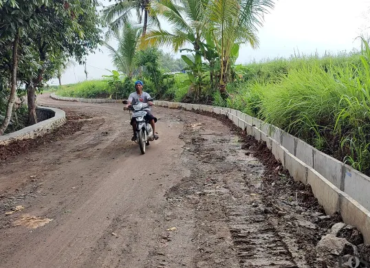 Salah satu proyek pembangunan jalan di Cimanuk, Pandeglang, yang jadi temuan BPK. (Sumber: POSKOTA | Foto: Samsul Fatoni)
