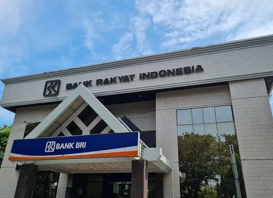 Cek jadwal operasional bank BCA, BRI, BNI, Mandiri dan BSI pada Jumat, 2 Januari 2026. (Sumber: Wikimedia Commons)
