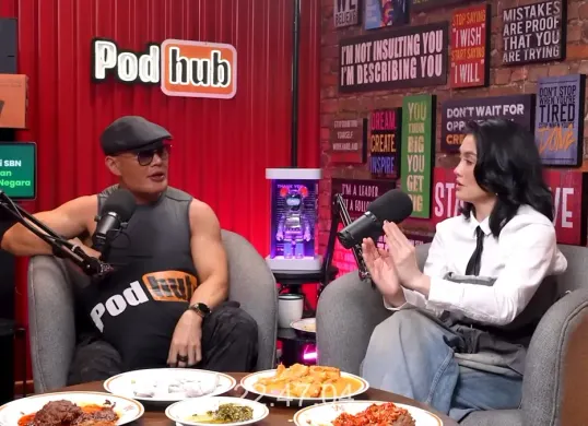 Deddy Corbuzier dan Agnez Mo dalam acara Podhub yang tayang di channel YouTube Deddy Corbuzier. (Sumber: YouTube/Deddy Corbuzier)