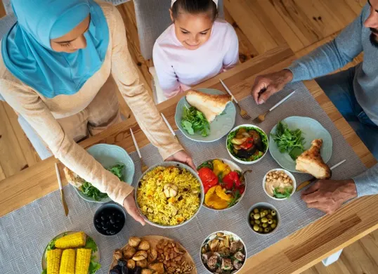Terdapat amalan setelah makan sahur yang mendatangkan pahala, salah satunya berdzikir. (Sumber: Freepik)