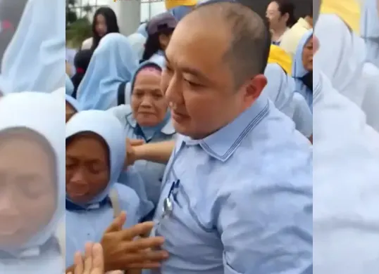 Momen haru perpisahan karyawan dan direksi Sritex. (Sumber: X/@Jateng_Twit)