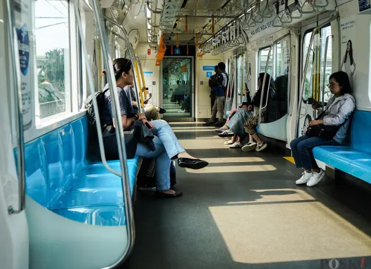 Sejumlah calon penumpang Mass Rapid Transit (MRT) dan Transjakarta menunggu kedatangan kereta dan bus di Stasiun MRT Blok M dan Halte Transjakarta ASEAN, Jakarta Selatan, Sabtu, 1 Maret 2025. (Sumber: Poskota/Bilal Nugraha Ginanjar)